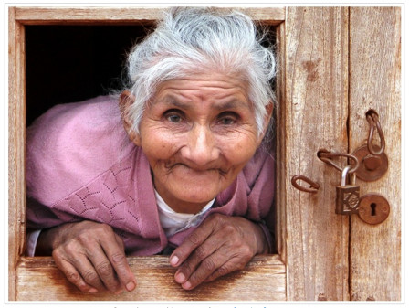 vieille-femme Quechua-à-la-fenêtre